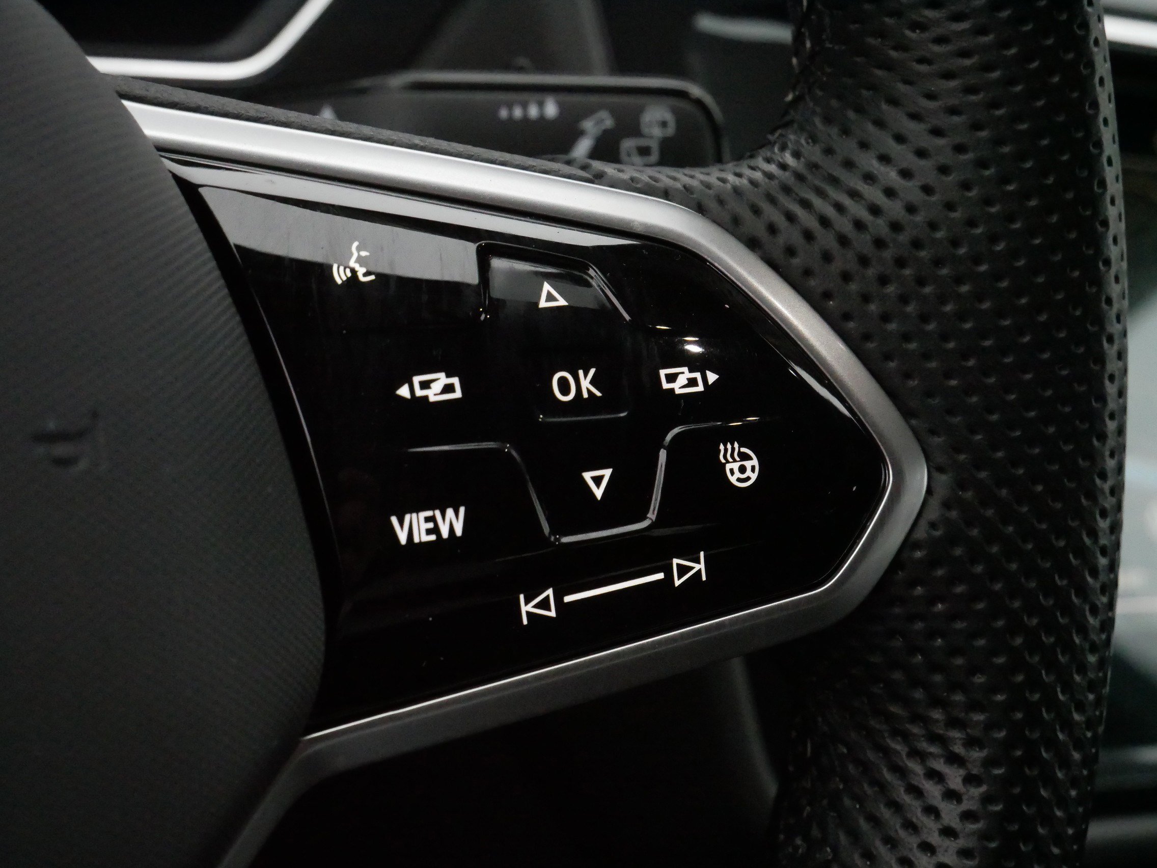 Certified 2022 Volkswagen Tiguan SEL R-Line image 25