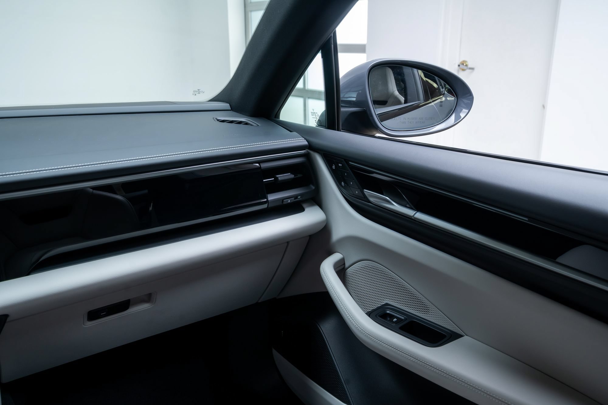 Used 2025 Porsche Macan 4 Electric AWD/4WD image 12