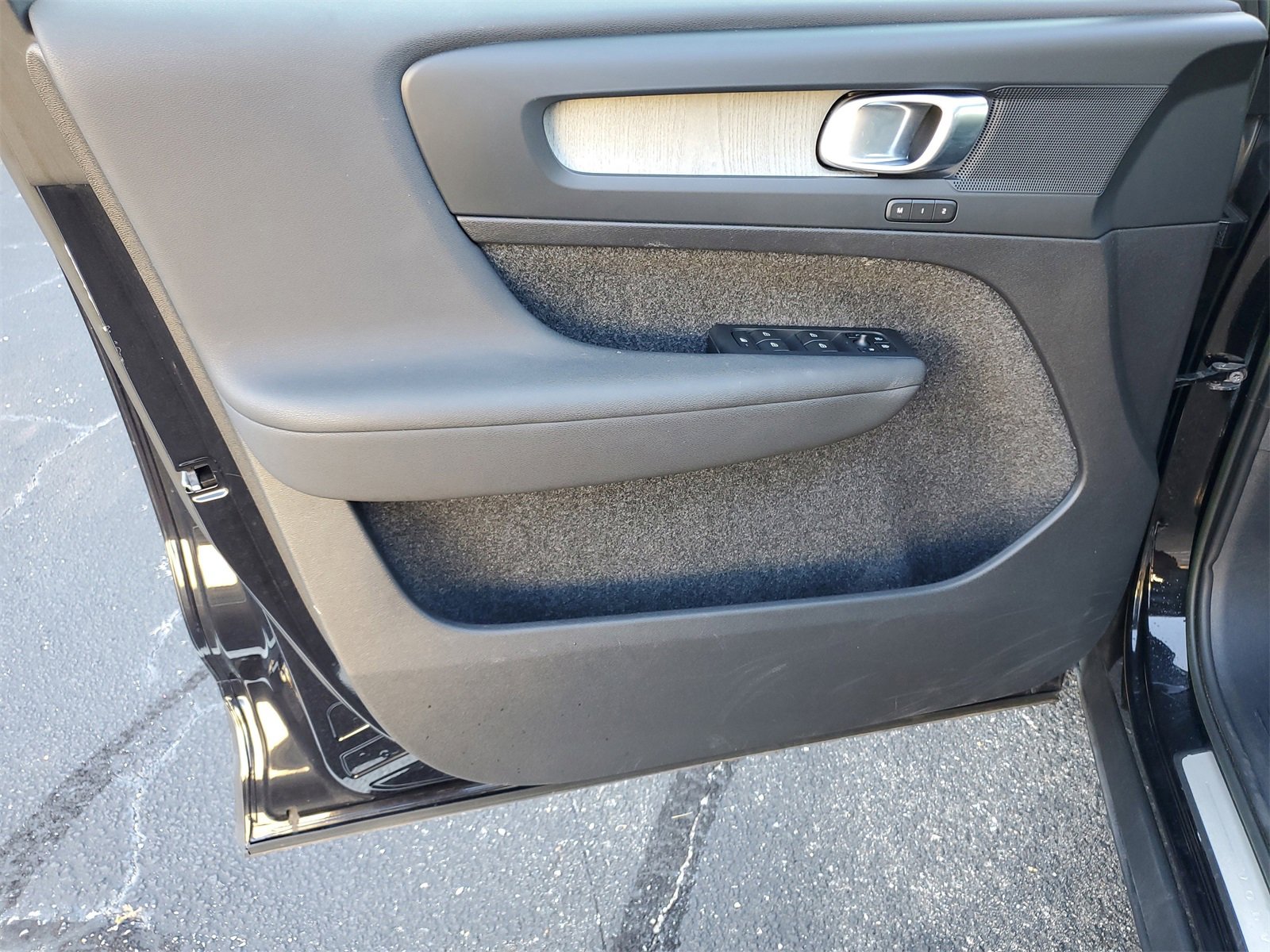 Used 2023 Volvo XC40 B5 Plus w/ Driver Assist Package image 8