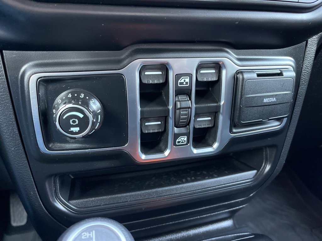 Used 2022 Jeep Gladiator Overland w/ Cold Weather Group image 13