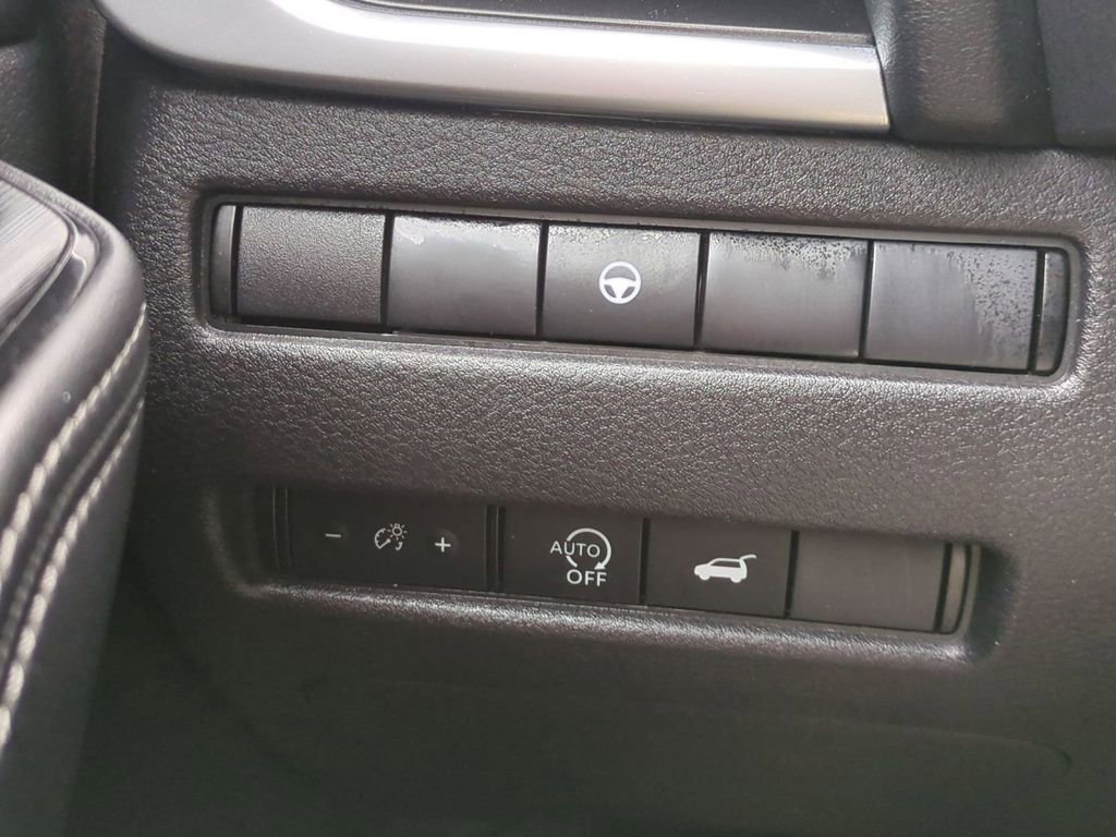 Used 2025 Nissan Rogue SV image 17