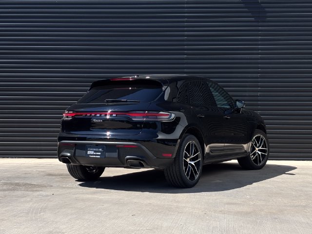 Certified 2022 Porsche Macan AWD/4WD image 7