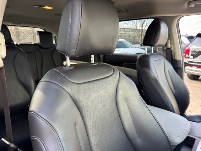 Used 2023 Kia Carnival LX image 26