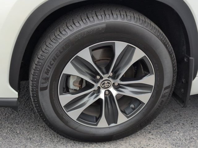 Used 2020 Toyota Highlander XLE AWD/4WD image 9