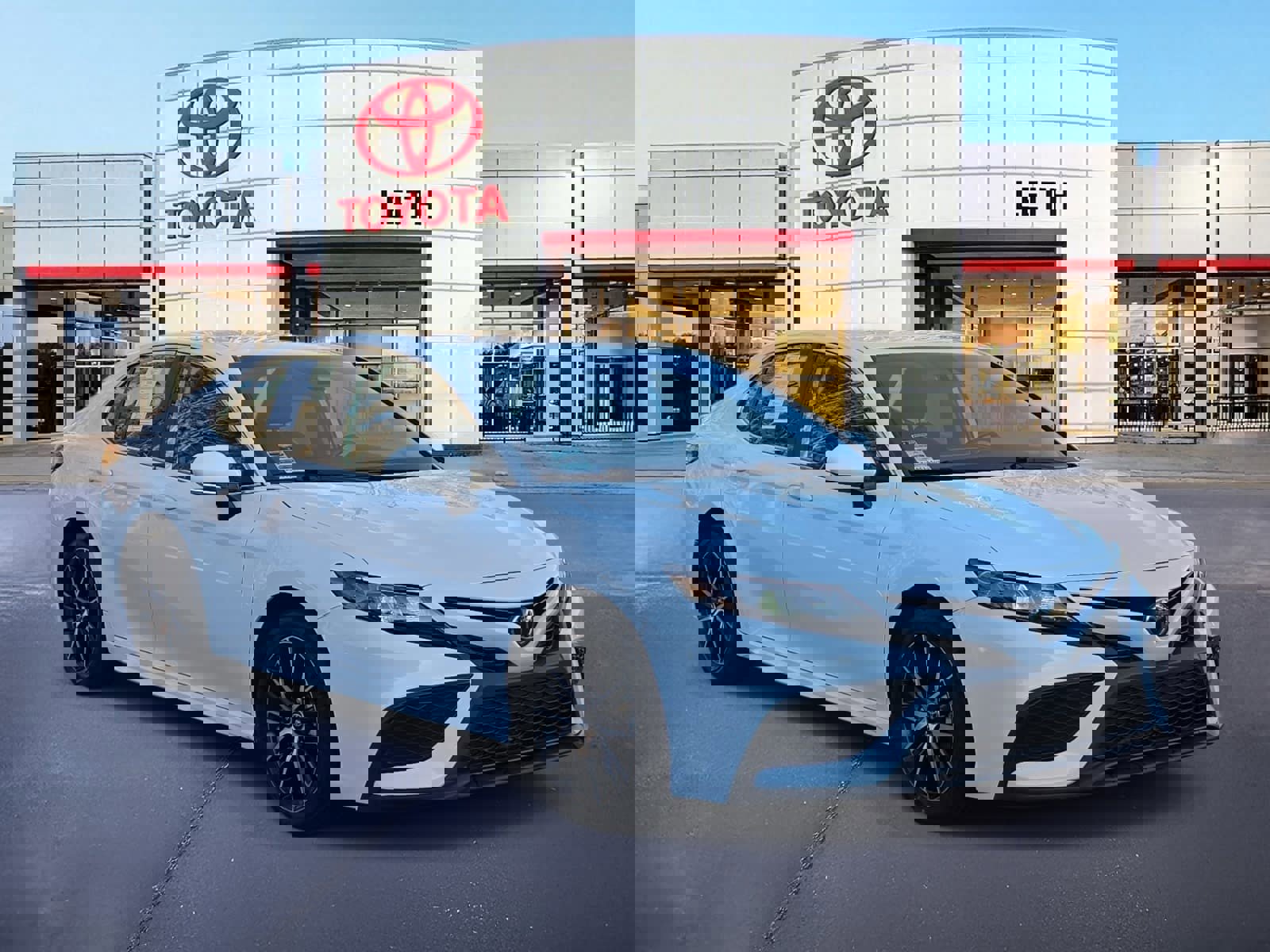 Used 2024 Toyota Camry SE image 3