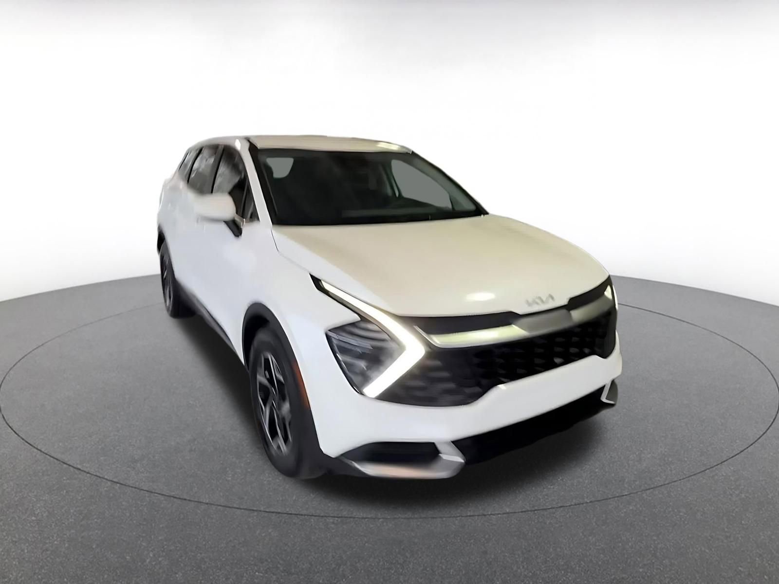 Used 2025 Kia Sportage LX image 3