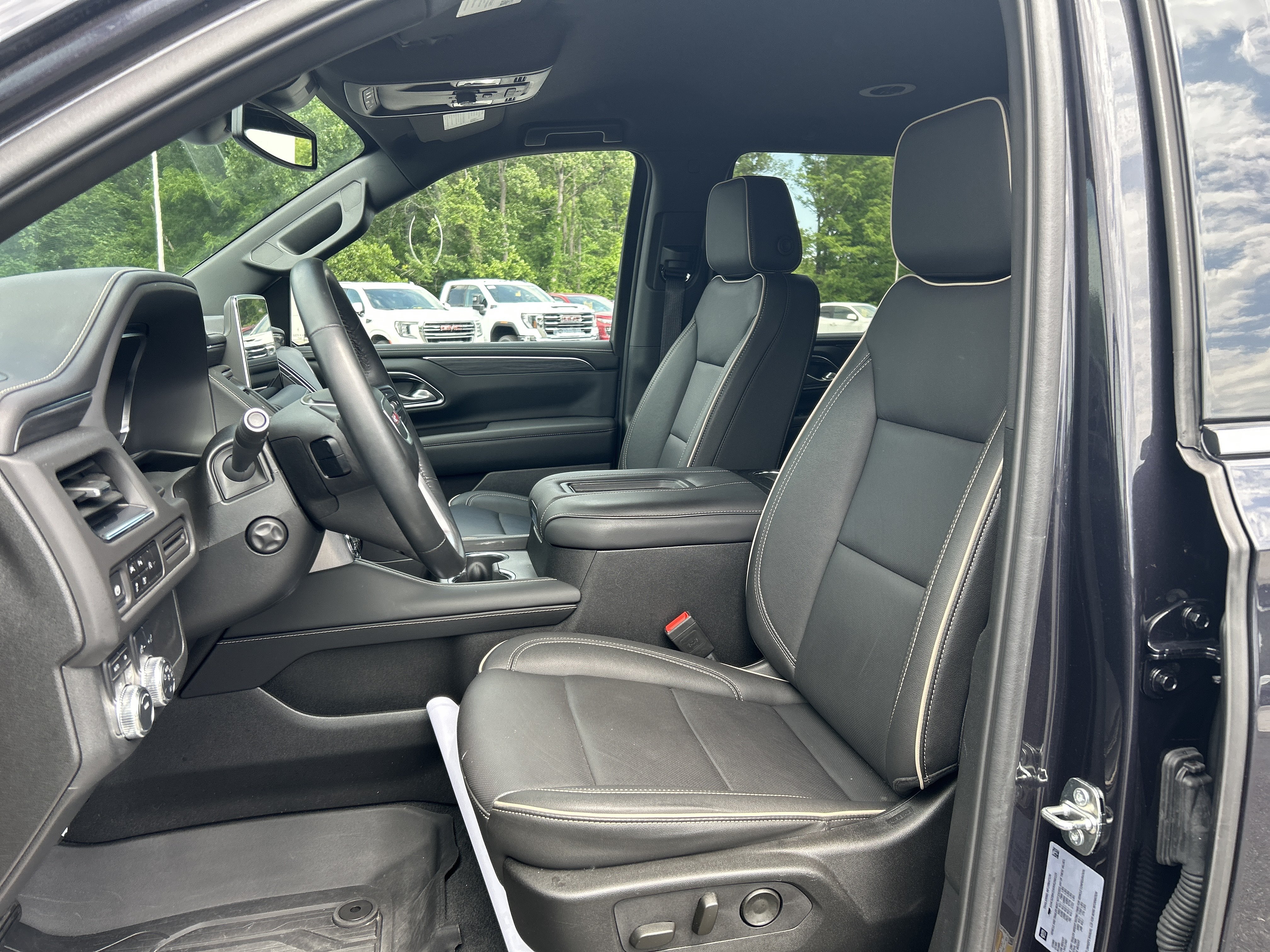 Certified 2024 GMC Yukon SLT w/ SLT Luxury Package AWD/4WD image 21