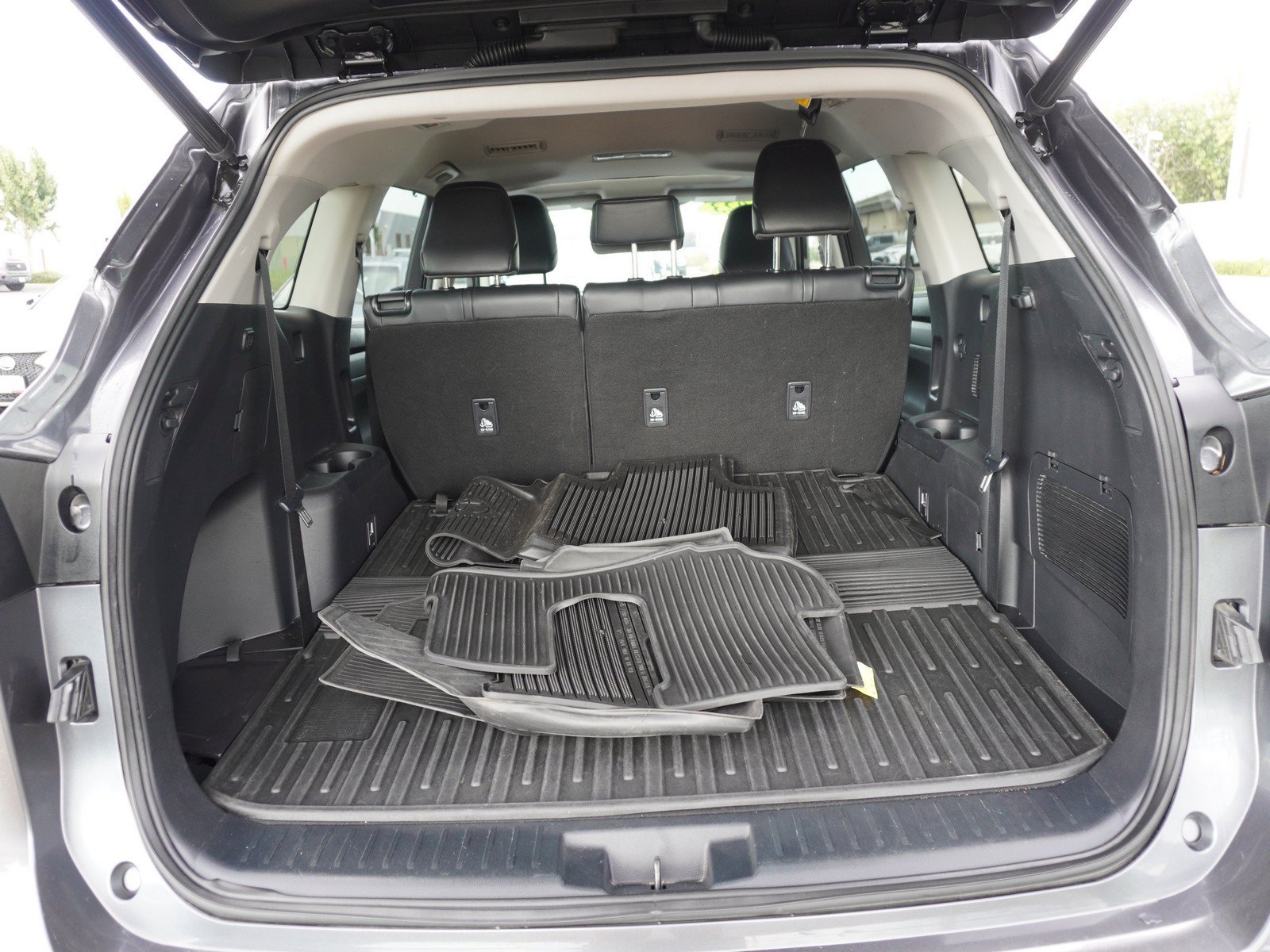Used 2023 Toyota Highlander XLE FWD image 11