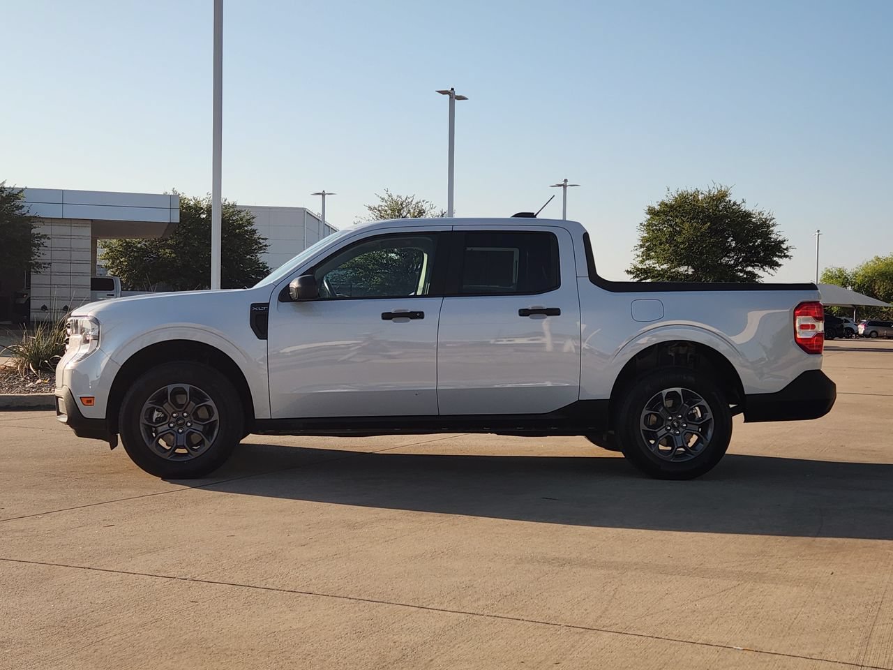 Used 2025 Ford Maverick XLT w/ Equipment Group 302A AWD/4WD image 4