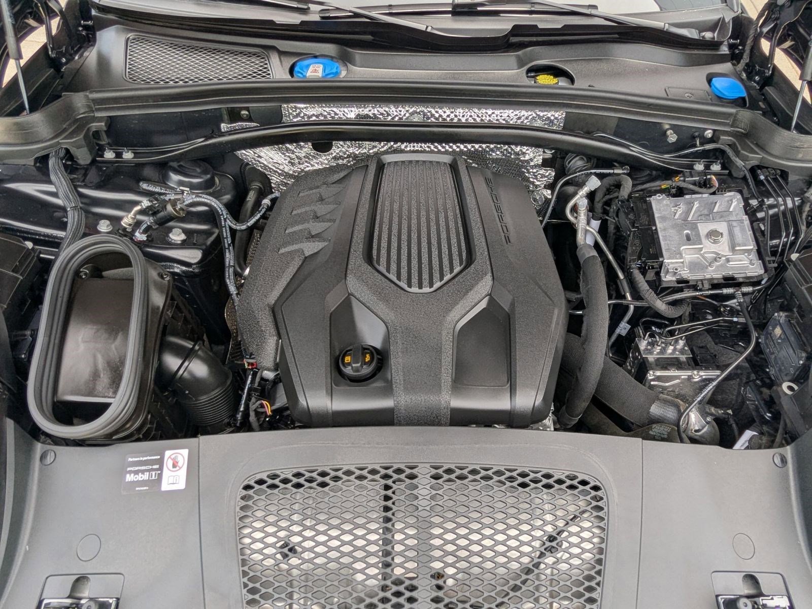 Certified 2026 Porsche Macan AWD/4WD image 28