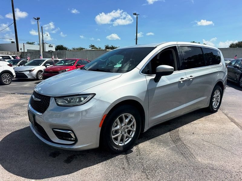 Used 2023 Chrysler Pacifica Touring-L FWD image 9