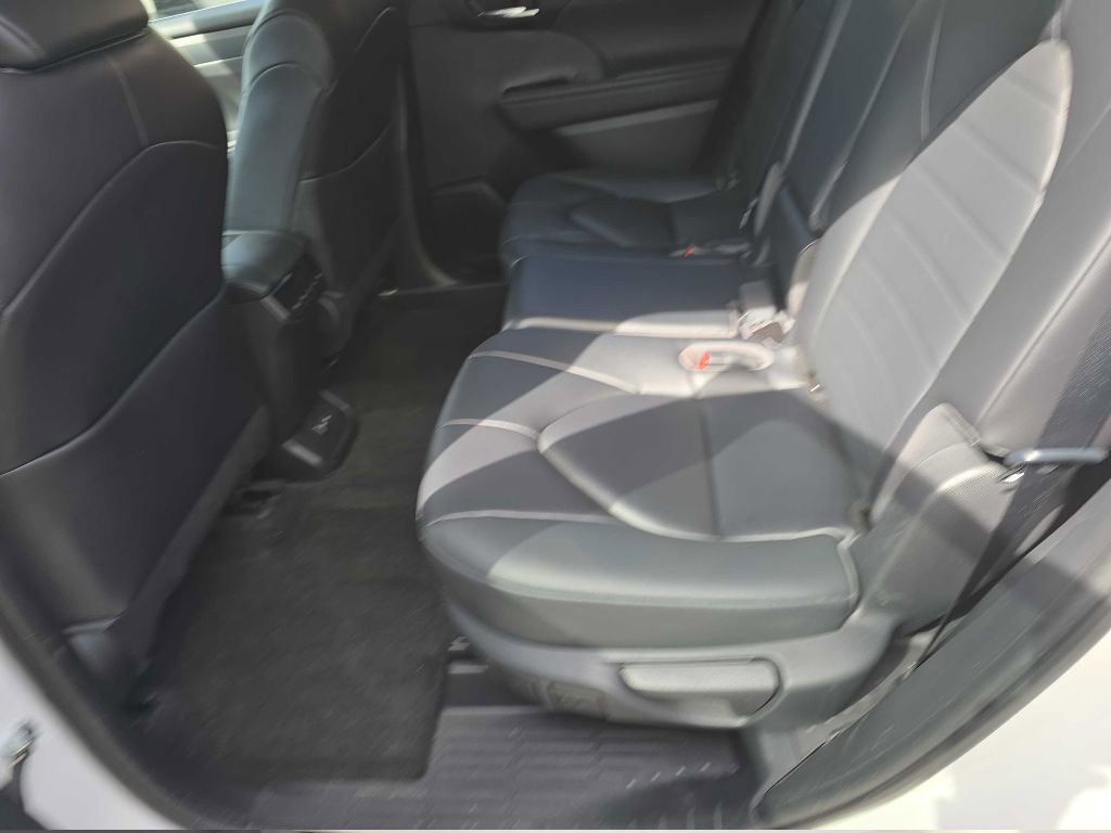 Used 2023 Toyota Highlander XLE image 14