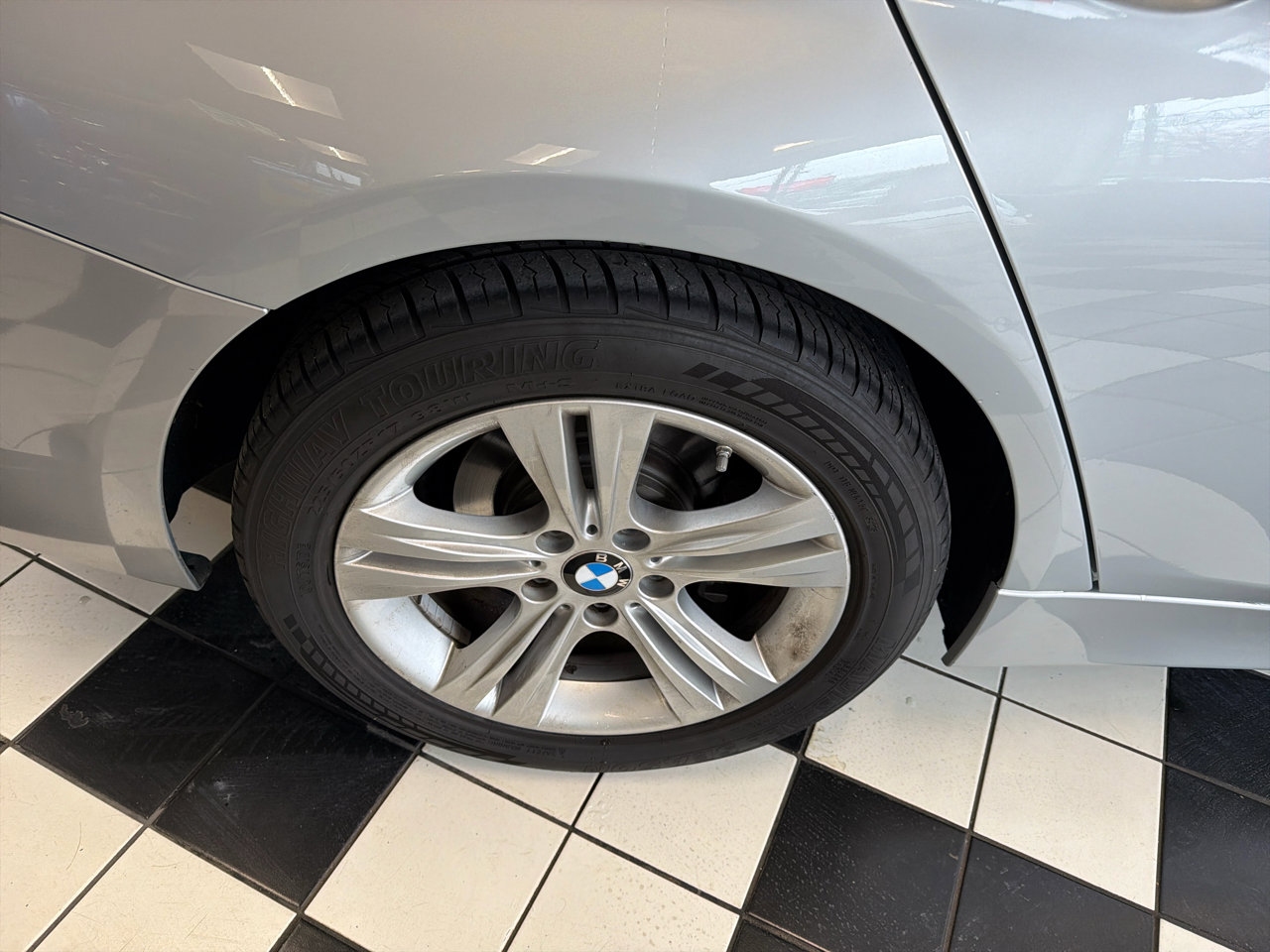 Used 2017 BMW 330i xDrive 330i xDrive SULEV Sedan image 9