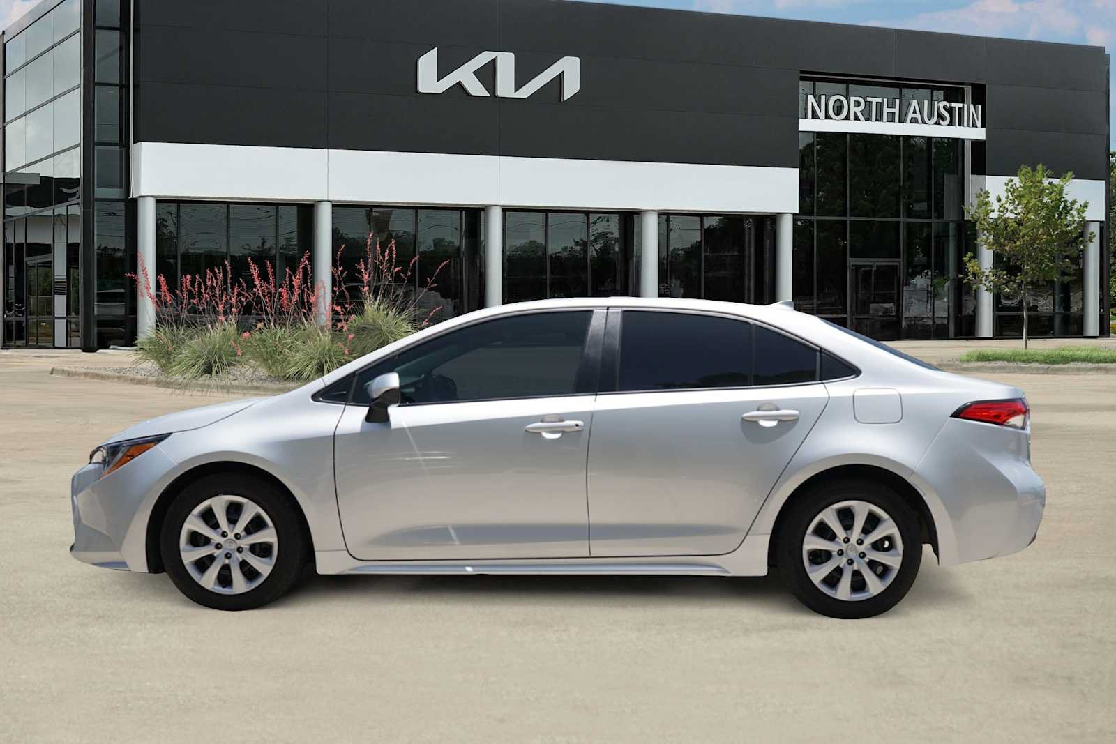 Used 2025 Toyota Corolla LE FWD image 3