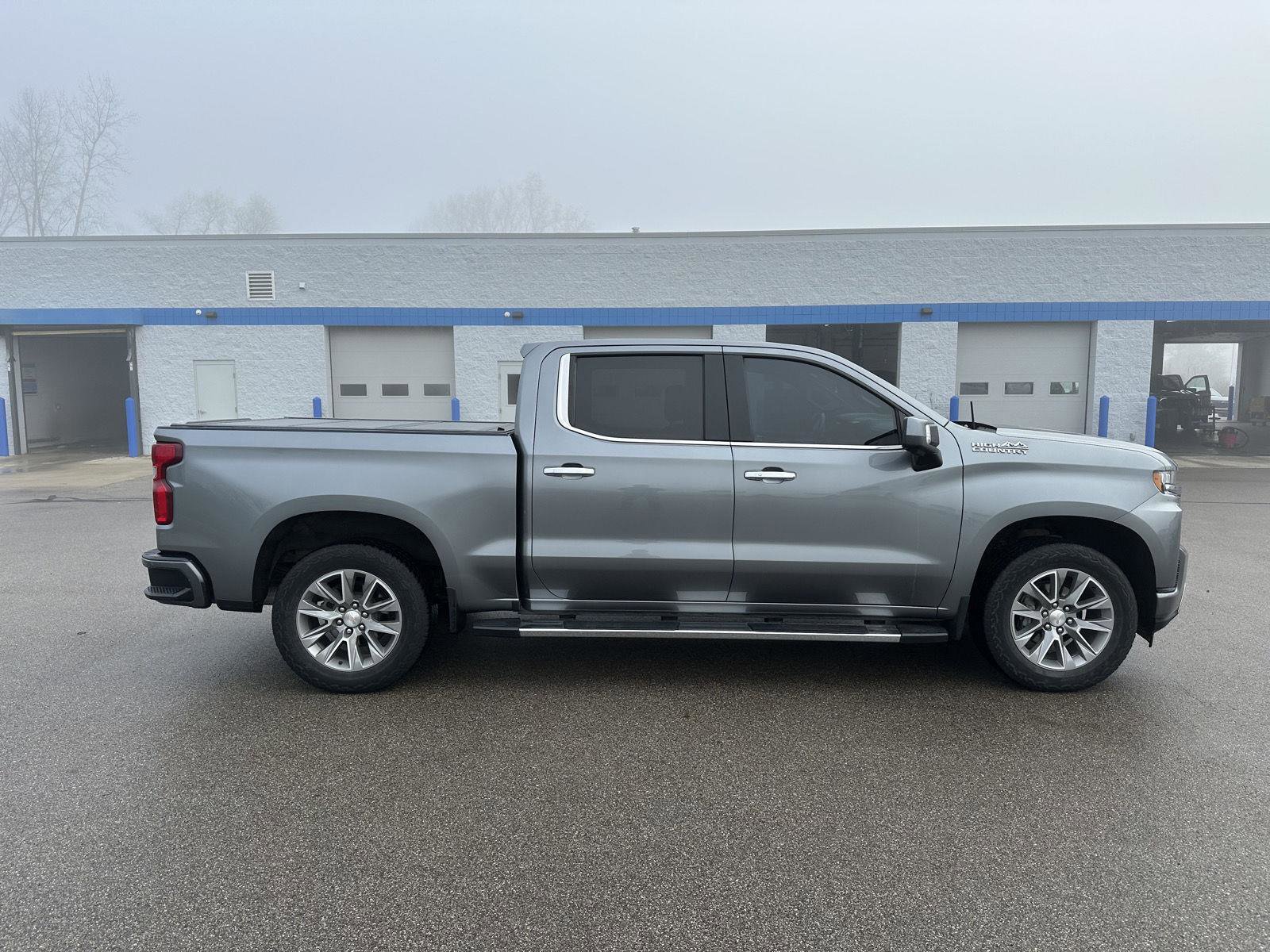 Used 2022 Chevrolet Silverado 1500 High Country w/ Technology Package AWD/4WD image 9