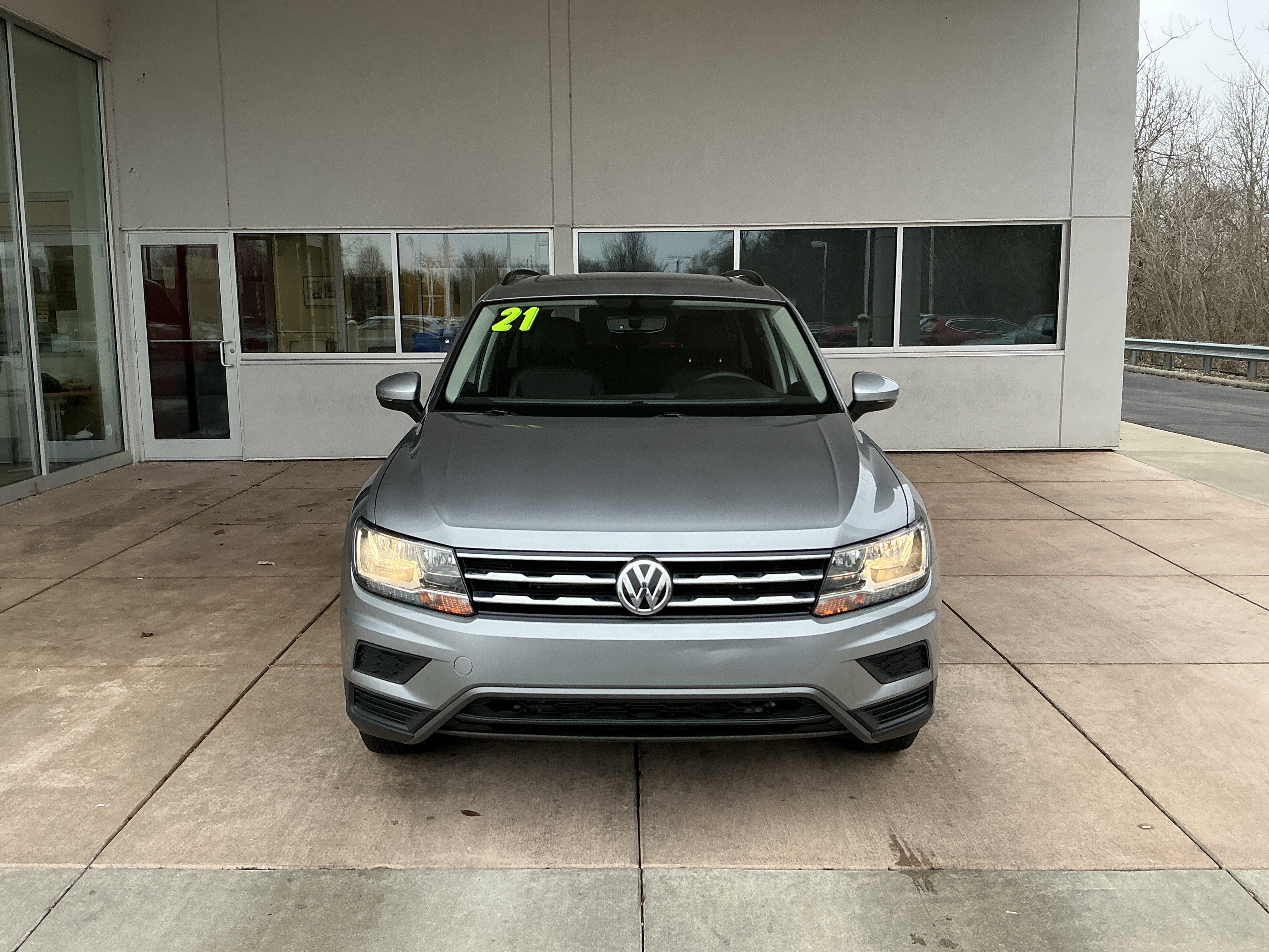 Used 2021 Volkswagen Tiguan SE w/ Panoramic Sunroof Package image 2