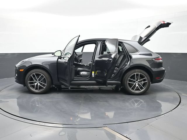 Certified 2025 Porsche Macan AWD/4WD image 29