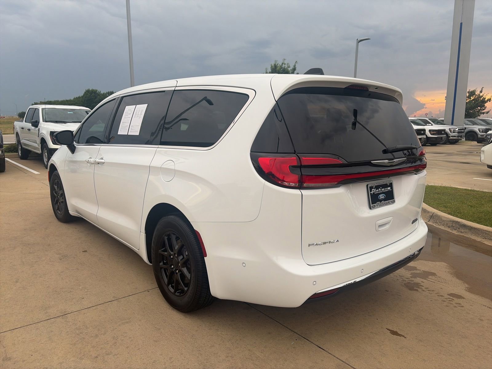 Used 2025 Chrysler Pacifica Select FWD image 3