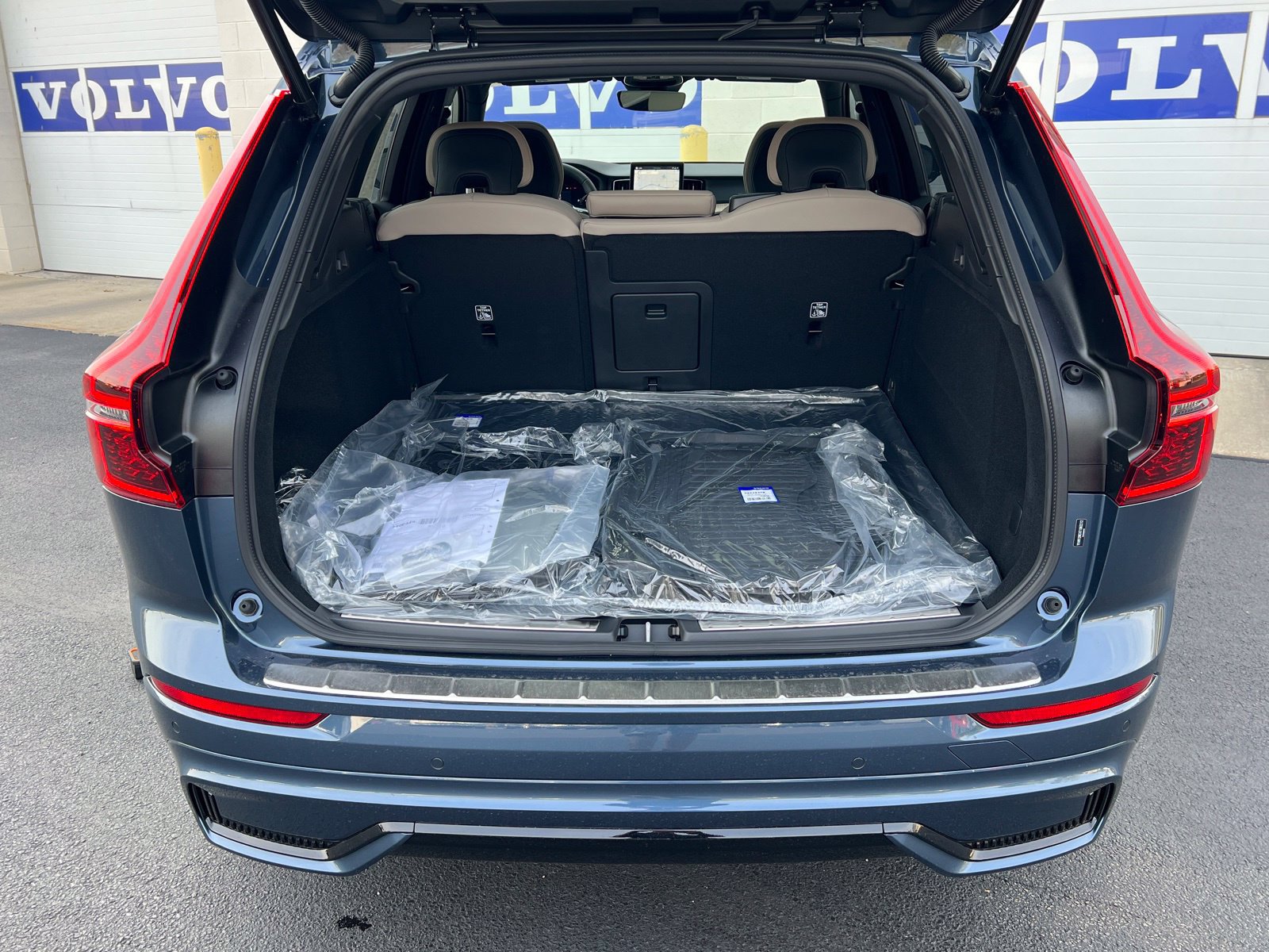 New 2026 Volvo XC60 B5 Plus w/ Protection Package Premier AWD/4WD image 38