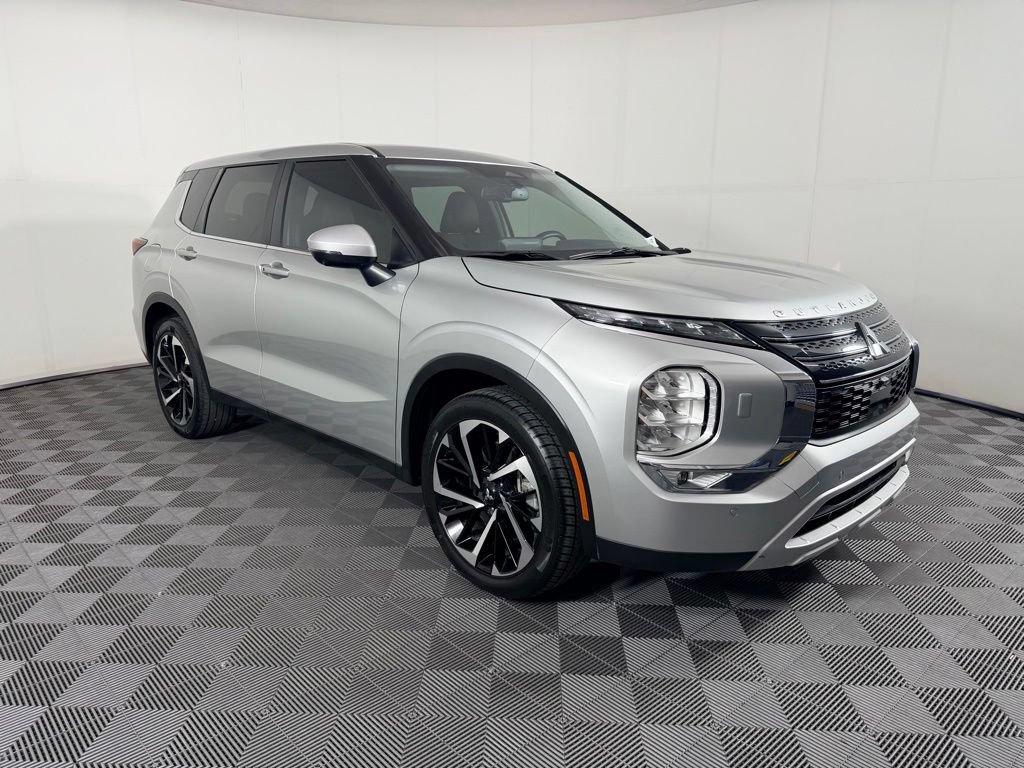 Used 2024 Mitsubishi Outlander SE AWD/4WD image 3