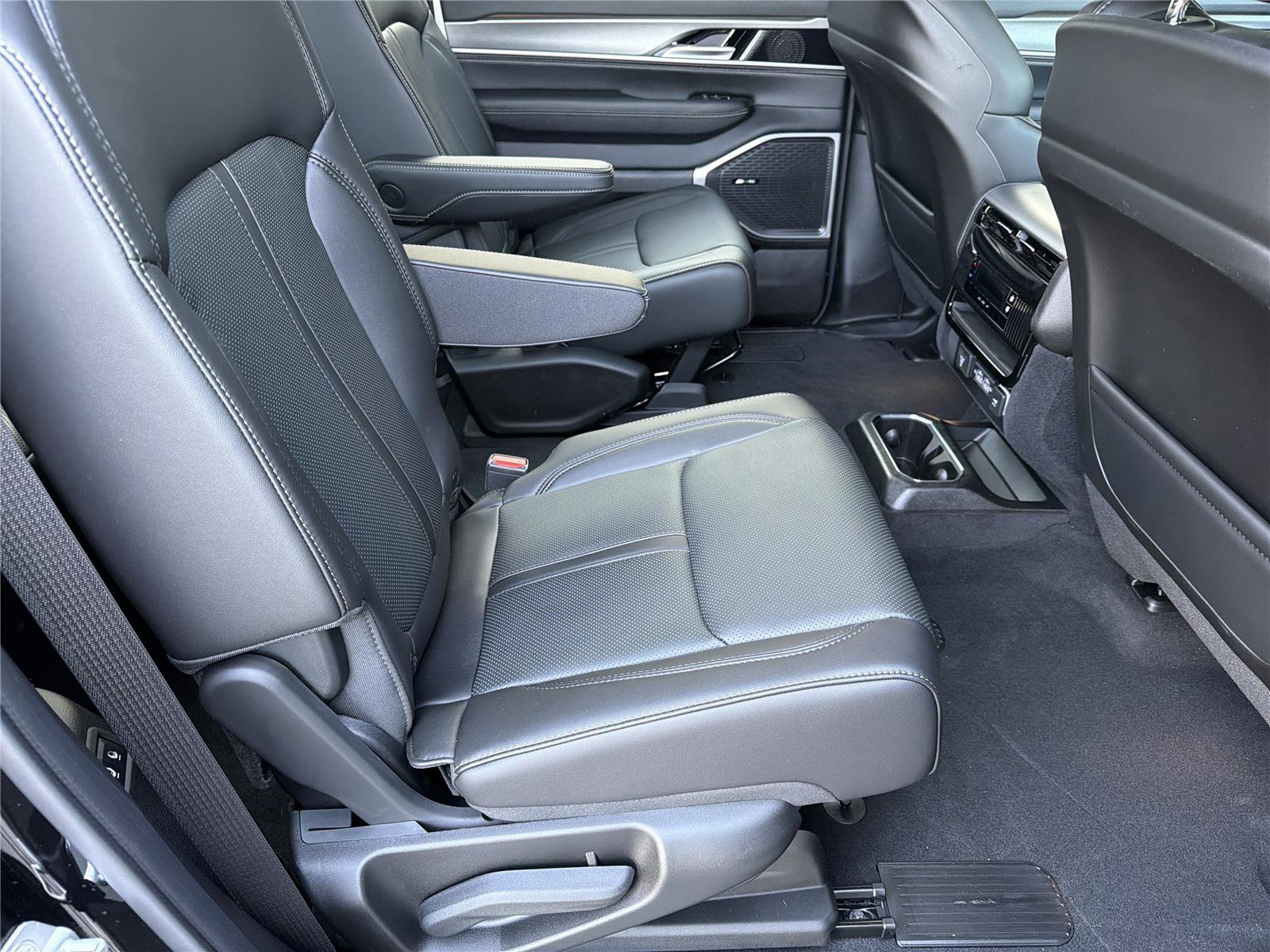 New 2026 Jeep Grand Wagoneer 4WD image 13