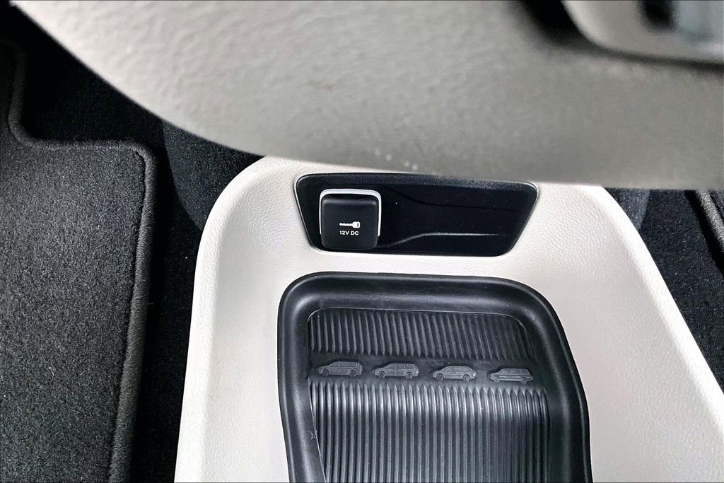 Used 2024 Chrysler Pacifica Touring-L image 16