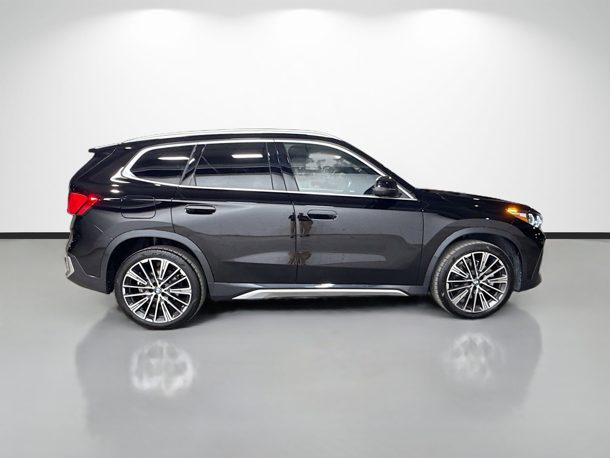Used 2025 BMW X1 xDrive28i w/ Technology Package image 2