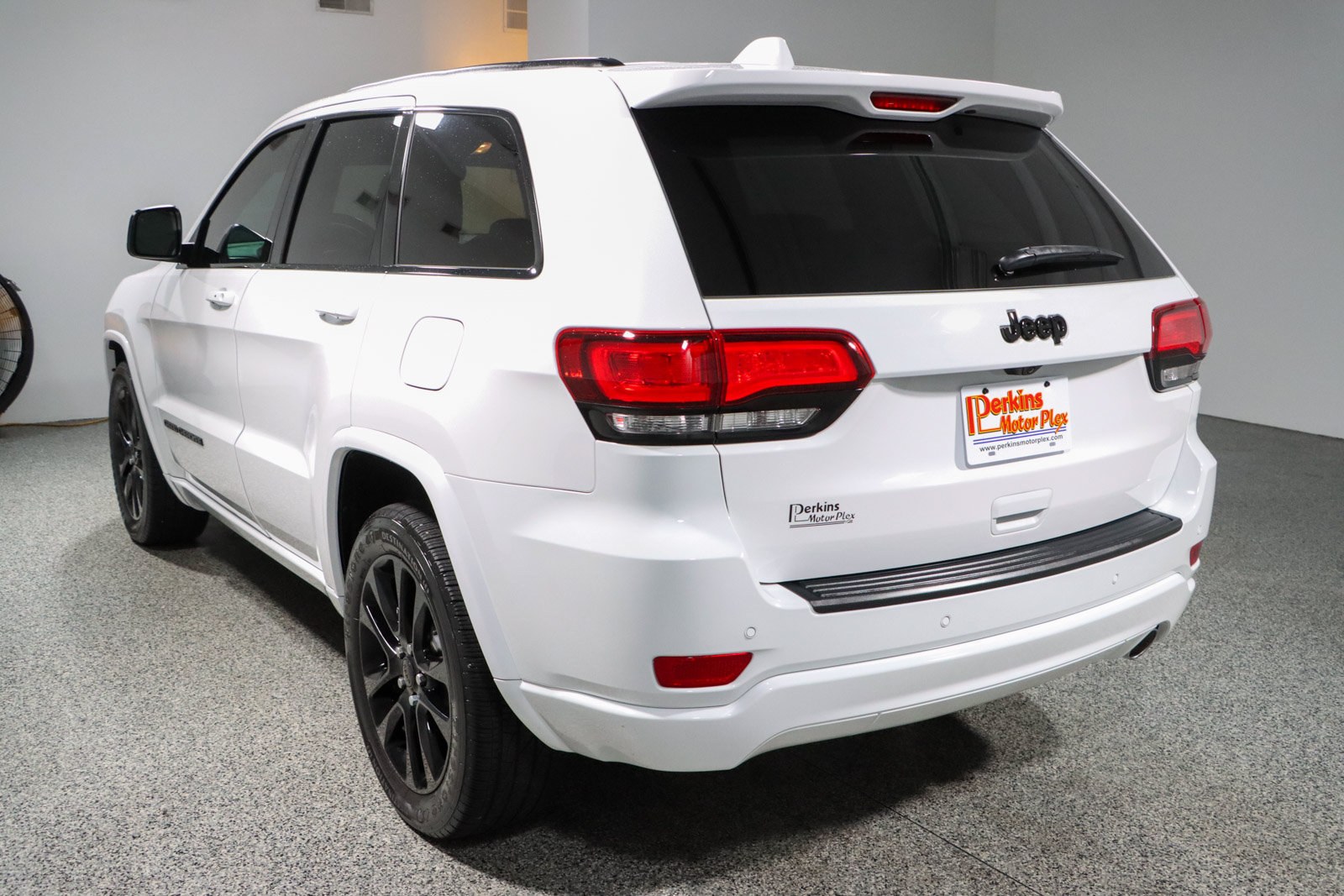 Used 2020 Jeep Grand Cherokee Altitude RWD image 9