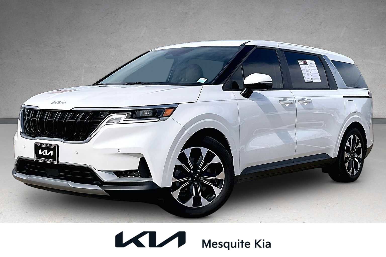 Used 2023 Kia Carnival EX FWD image 1