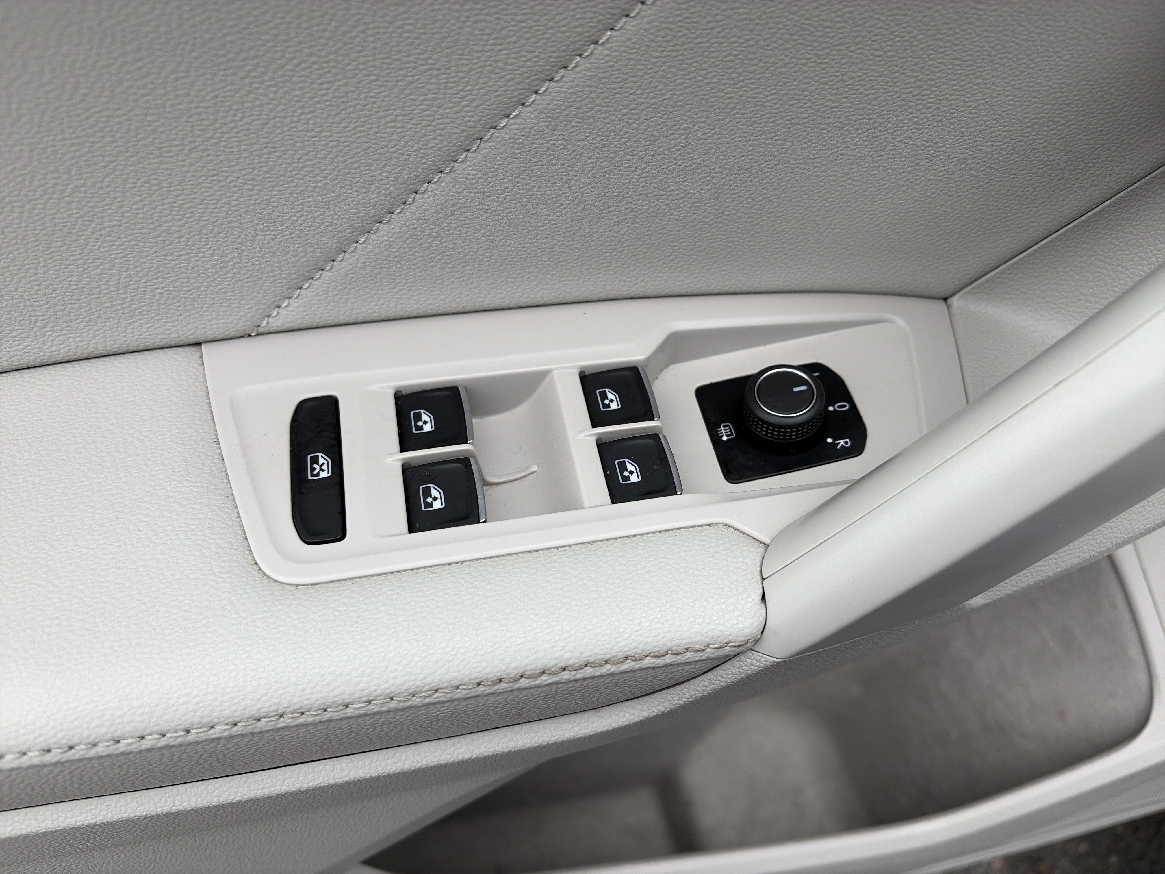 Used 2022 Volkswagen Tiguan SE image 15