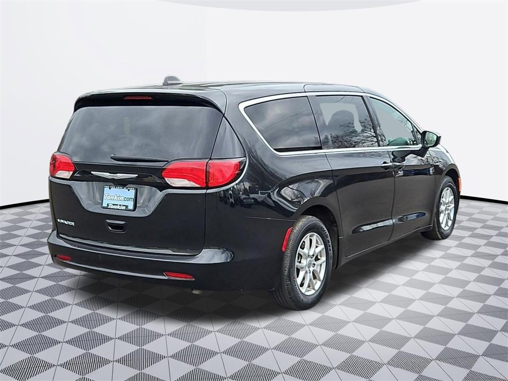 Used 2023 Chrysler Voyager LX image 6