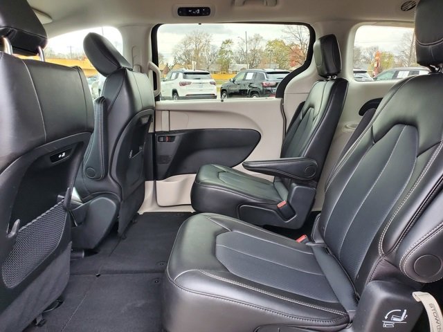 Certified 2024 Chrysler Pacifica Touring-L image 25