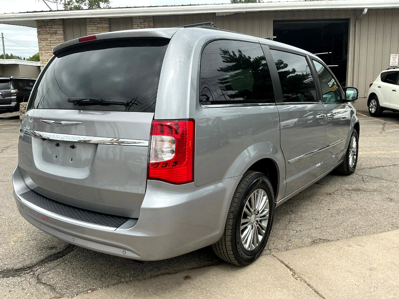 Used 2013 Chrysler Town & Country Touring-L w/ Driver Convenience Group image 3