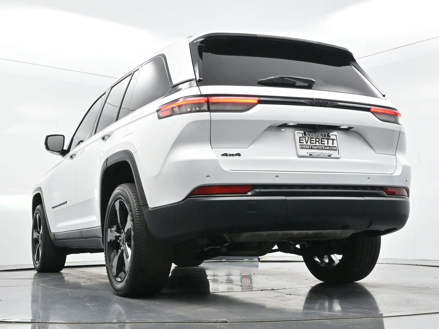 Used 2023 Jeep Grand Cherokee Altitude AWD/4WD image 43