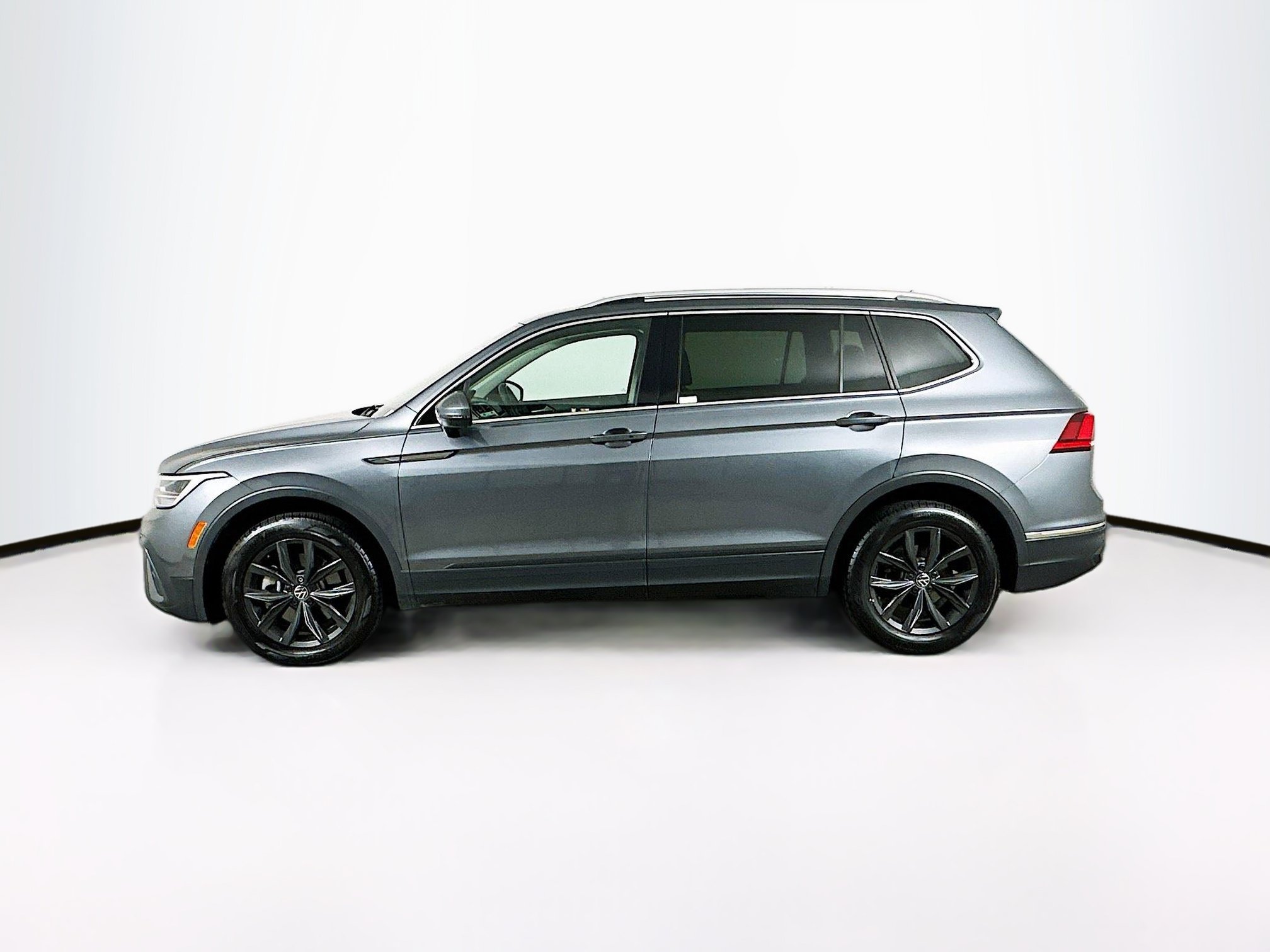 Used 2024 Volkswagen Tiguan SE FWD image 4