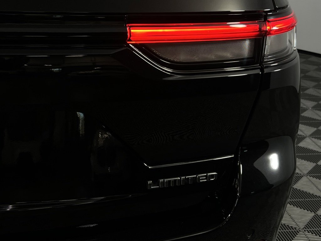 Used 2023 Jeep Grand Cherokee Limited image 12