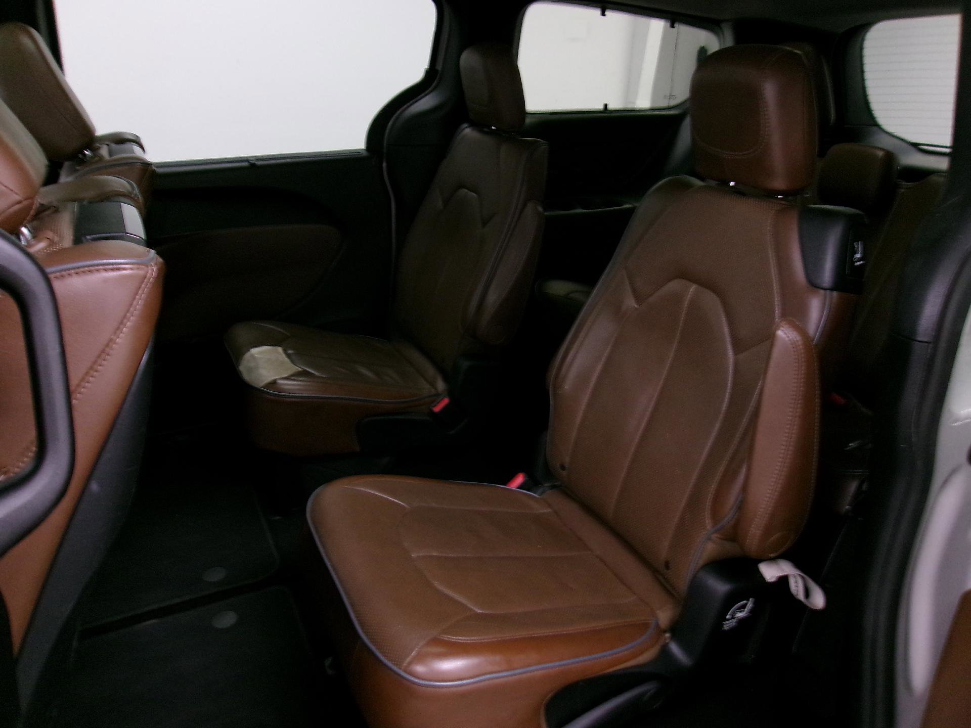 Used 2017 Chrysler Pacifica Limited image 10