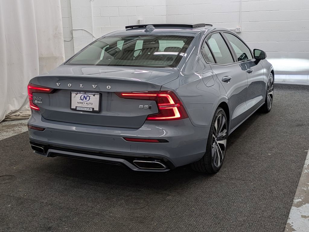 Used 2022 Volvo S60 B5 Momentum w/ Premium Package image 2