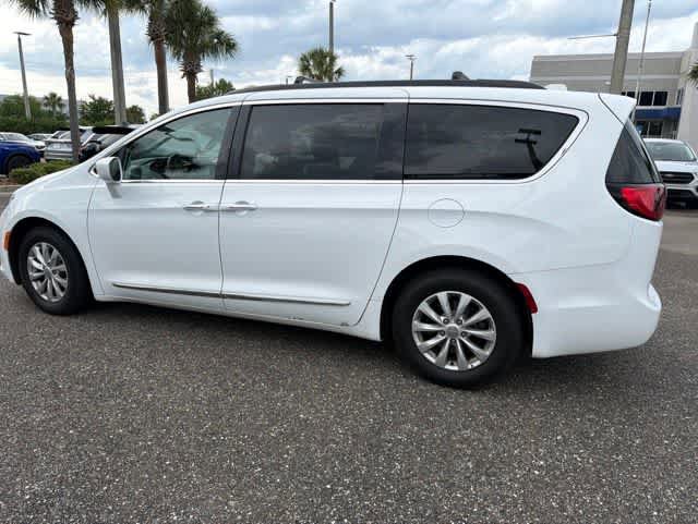Used 2017 Chrysler Pacifica Touring-L FWD image 5