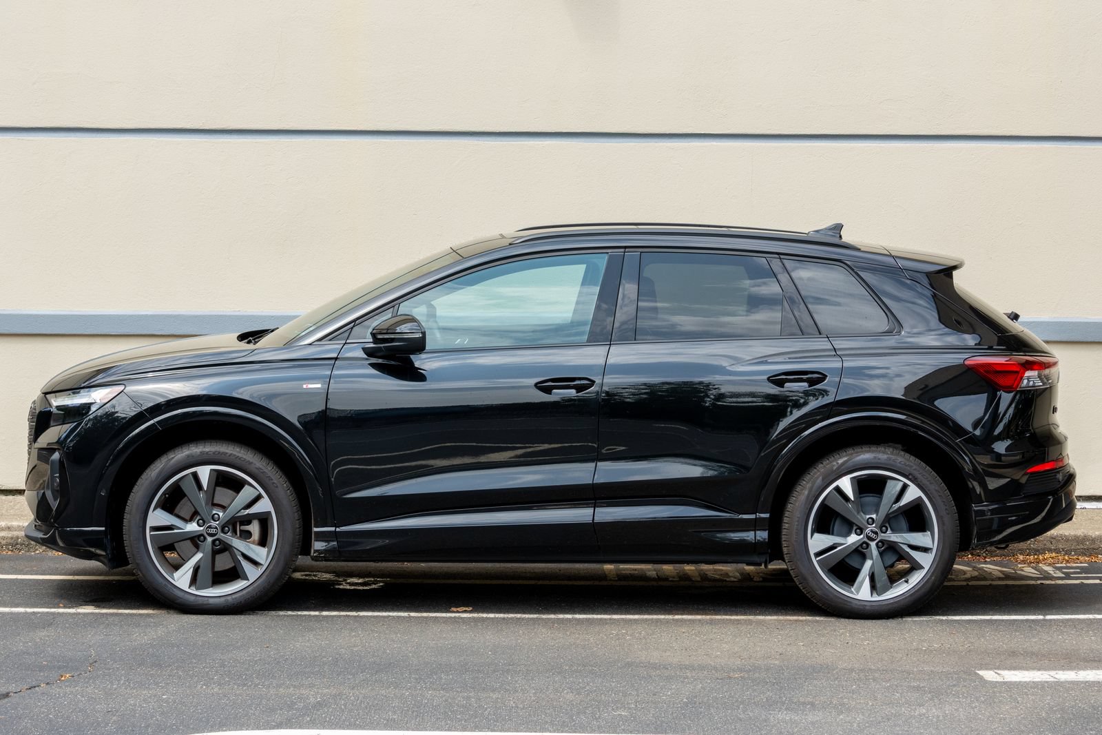 Used 2023 Audi Q4 e-tron Premium Plus w/ Premium Plus AWD/4WD image 7