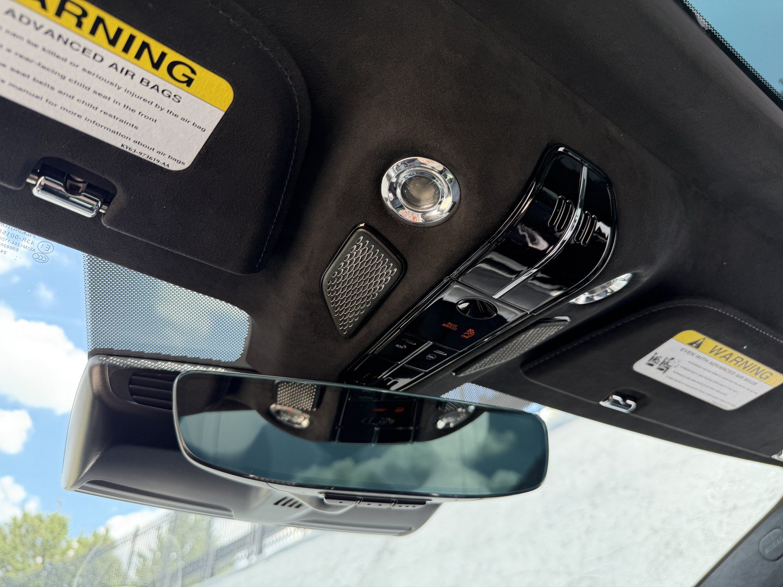 Used 2025 Aston Martin Vanquish RWD image 30