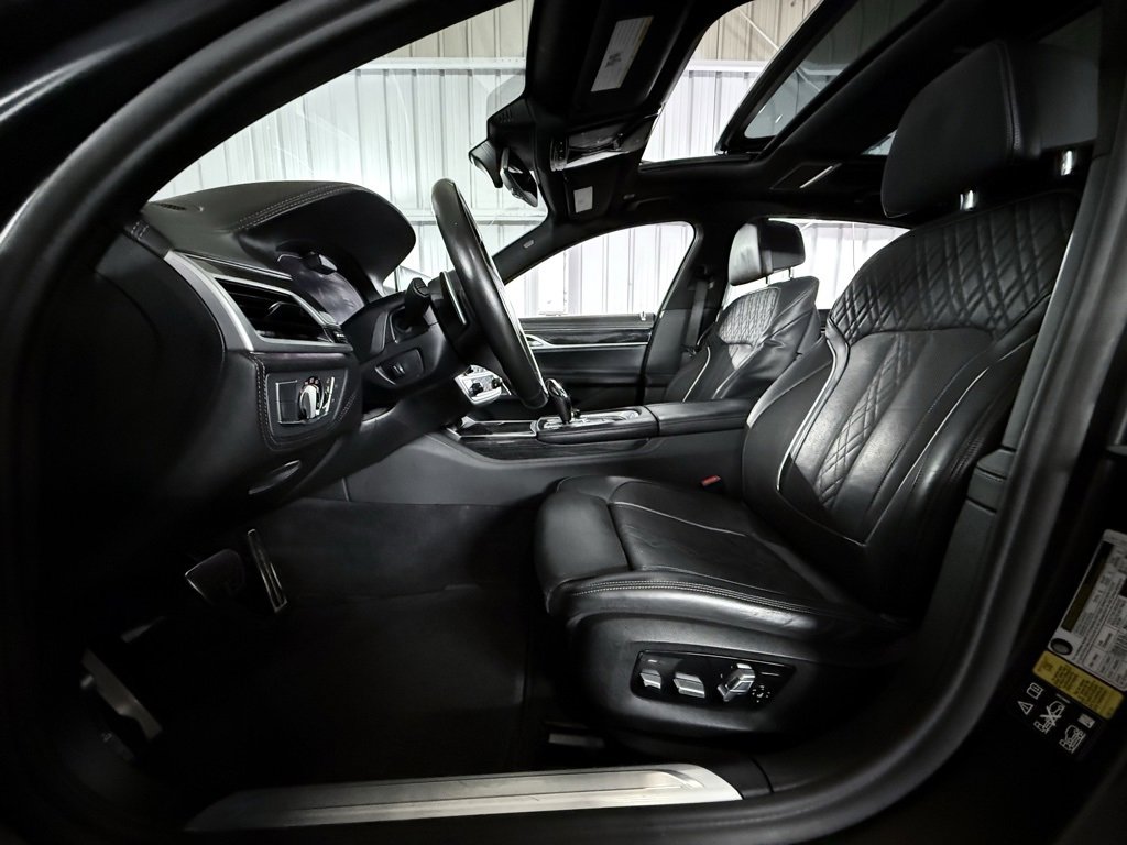 Used 2022 BMW 750i xDrive w/ Luxury Rear Seating Package image 18