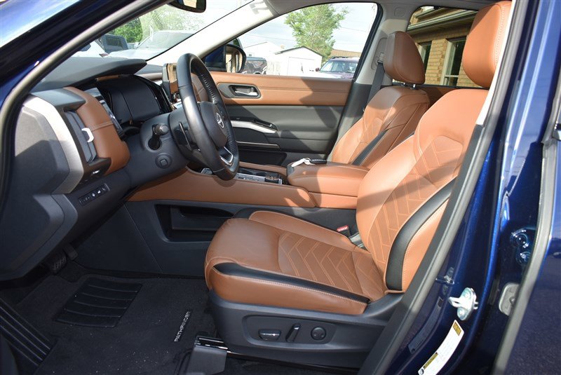 Used 2022 Nissan Pathfinder Platinum w/ Cargo Package image 14