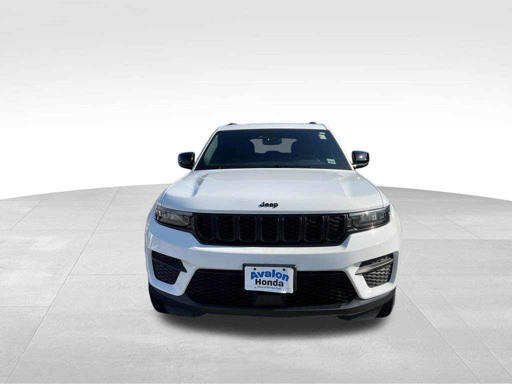 Used 2023 Jeep Grand Cherokee Altitude image 3