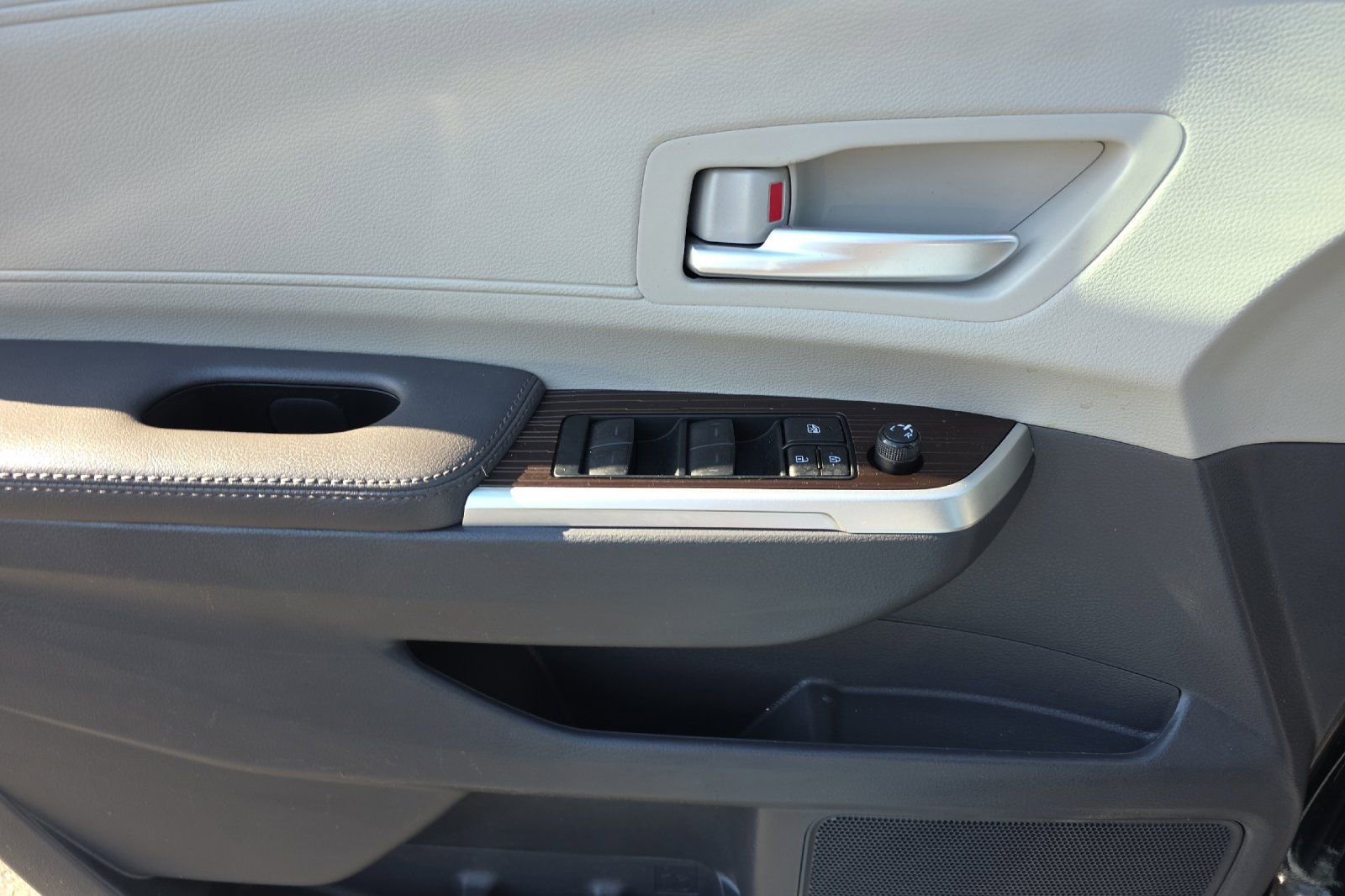 Used 2024 Toyota Sienna XLE image 11