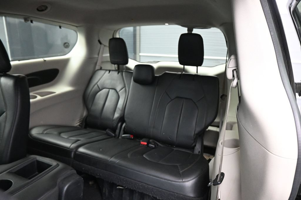 Used 2018 Chrysler Pacifica Touring-L FWD image 25