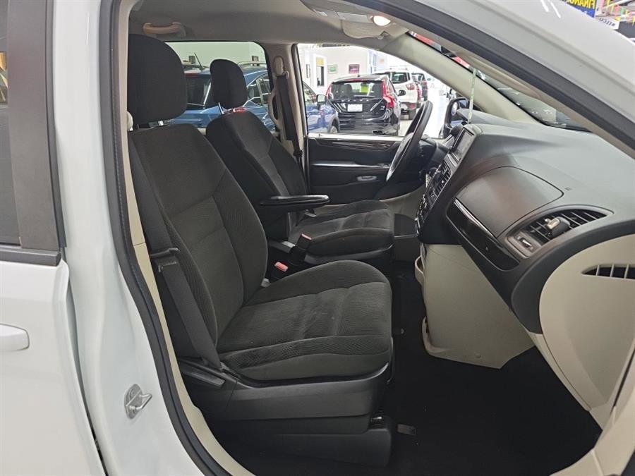 Used 2018 Dodge Grand Caravan SE w/ UConnect Hands-Free Group image 9