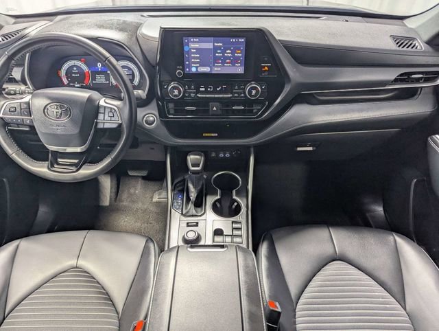 Used 2025 Toyota Highlander XSE image 6