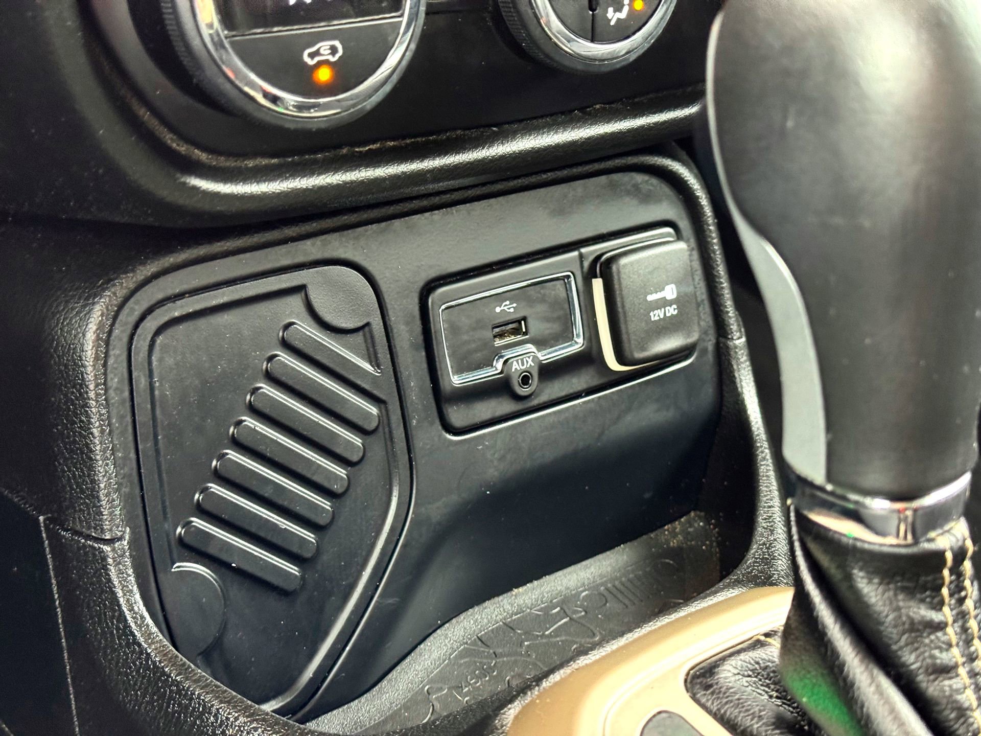 Used 2016 Jeep Renegade Limited image 26