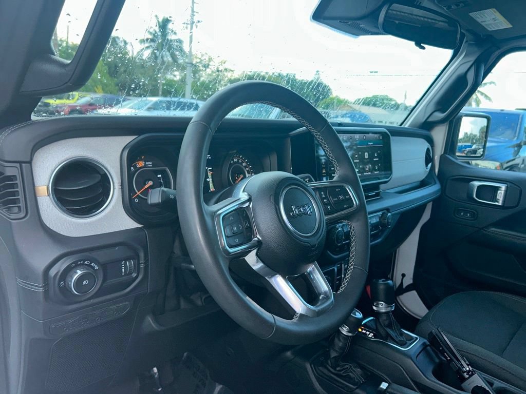 Used 2025 Jeep Wrangler Unlimited Sahara AWD/4WD image 12